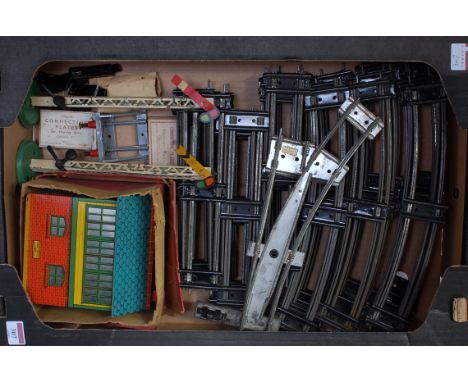 A large tray of Hornby accessories and track including 1940-1 No. 1 signal cabin (VG-BP), 1939-41 No. 1 Home signal (F), 1939