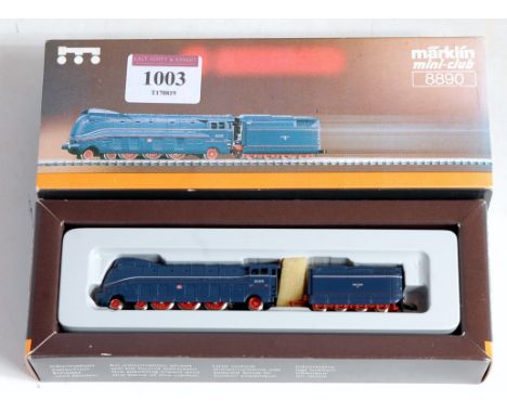 A Marklin Mini-Club Z gauge 4-6-2 streamlined engine and tender Deutsche Reichsbahn blue (NM-BNM)