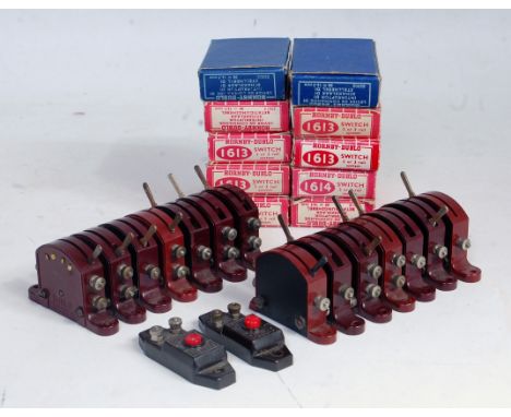 Hornby Dublo switches: 24 red for points and signals, with 2 red button switches, all (VG-E), eight are boxed plus two in inc
