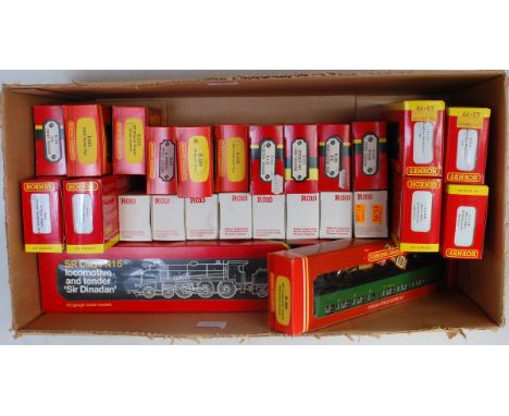 Mixed Hornby items including R154 SR gloss green 'Sir Dinadan' engine and tender (M-BM), 3 various SR green coaches (G-BG), 2
