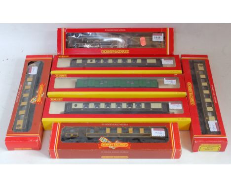 A Hornby R057 SR green Schools class engine and tender No. 903 'Charterhouse' (G-BG) and 5 Pullman Cars (2 with lights) and a