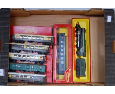 Tray containing Triang items 2x R228 Pullman Cars Anne and Ruth, 2x R328 Pullman brake coach, R226 green utility van, R625 Wa