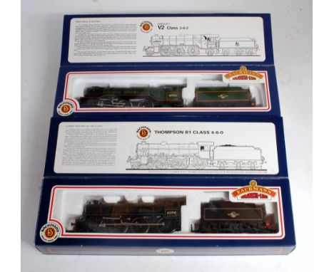 2 Bachmann locomotives 31-702A BR lined black class B1 engine and tender no. 61190 (G-BG) and 31-554 class V2 engine and tend