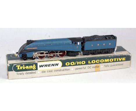 A Wrenn W2212 LNER blue 'Sir Nigel Gresley' engine and tender, packer No. 3 on box base (G-BG)