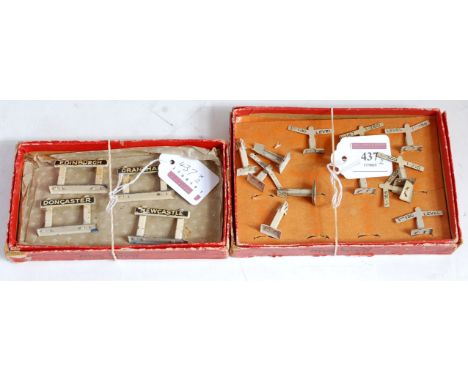 1928/30 Hornby Railway Accessories Set No. 5 gradient and mile posts (F/G-BP) with 1929/30 Hornby Railway Accessories set No.