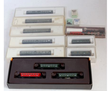 Marklin Mini-Club Z gauge DB black 2-8-2 engine and tender and 10 various liveries bogie, four and six wheel coaches (G-BG)