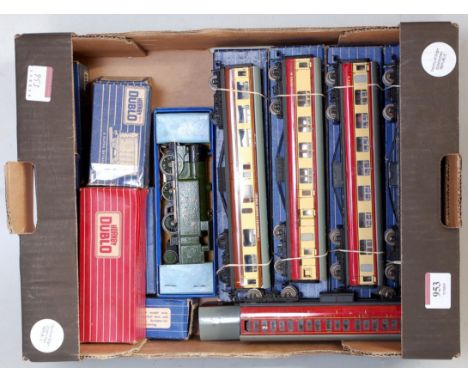 Small tray containing loco, coaches and wagons: EDL7 0-6-2 tank loco LNER 9596 green over-varnished (G) in EdL17 'Matt' box (