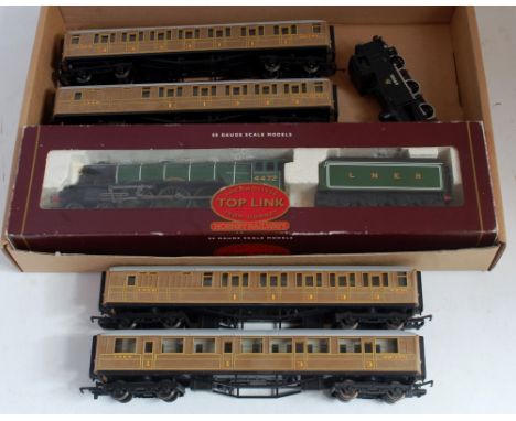 A Hornby Toplink R20-20 LNER lined green "Flying Scotsman" engine and tender (VG-BVG), together with 4 early series Gresley t