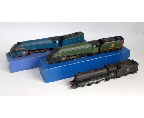A Hornby Dublo 3-rail LNER blue 'Sir Nigel Gresley' engine and tender, some touching-in, coal added to tender (G), BR green '