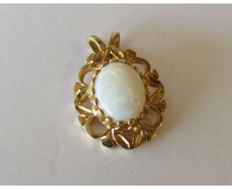 A 9ct gold opal pendant, 1.3g