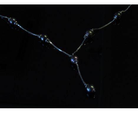 A white gold box chain with black cultured pearl spacers and a pearl droplet, stamped 750, 7.7g