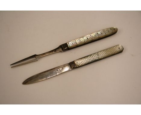 A George III silver bladed folding knife, Sheffield 1816, mother of pearl faced, 15cm open; and a similar fork, (2)