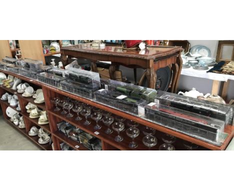 16 packaged '00' gauge Hornby replica model railway engines