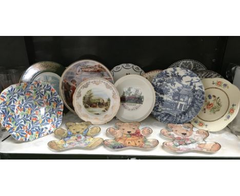 A shelf of collectors plates including Franklin Mint