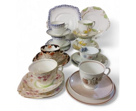 Teaware - a pair of Roslyn China Springtime teacups, saucers and side plates, bread and butter plate;&nbsp; &nbsp;a pair of R