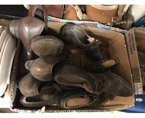 A box containing assorted vintage leather shoes, a box containing various bakelite ashtrays and collector's plates, etc, a bo