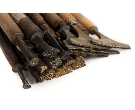 * Decorative finishing tools. 11 brass decorative finishing tools &amp; 5 decorative pallets, comprising centre &amp; corner 
