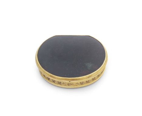 A Continental gold and hardstone mounted snuff boxunmarked, 19th centuryShaped circular, hinged cover with moulded rim and se