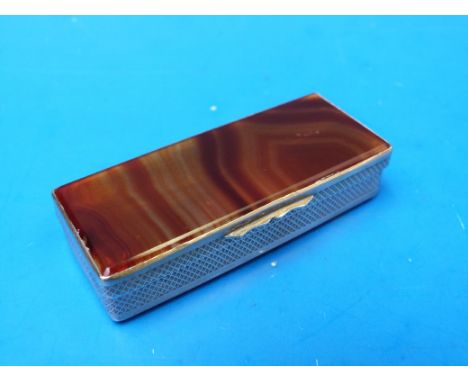 A yellow metal and agate pill or snuff box with diamond-shaped engraved design to sides (6.5cm long)