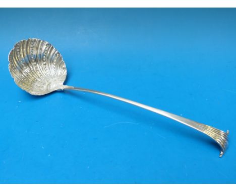 A Georgian hallmarked silver Onslow pattern ladle (mark is rubbed but likely Ldn 1772) maker's mark TE 148g (33cm long)
