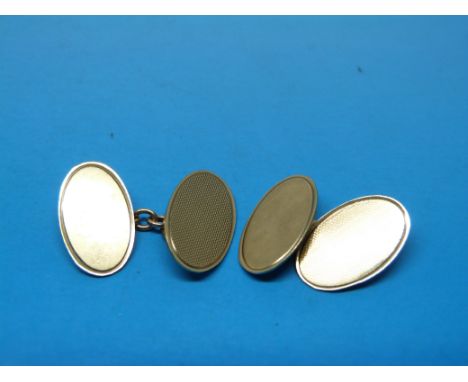 A pair of 9ct gold engine turned cufflinks (4.3g) 