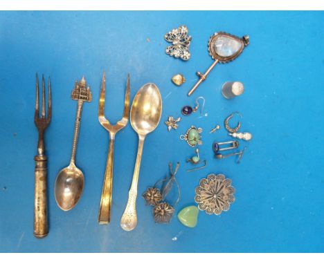 A hallmarked 9ct gold T bar (4.5g), hallmarked silver thimble, hallmarked silver filigree brooch, 9ct gold heart pendant, Lib