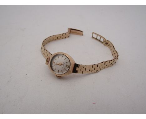 A 9ct gold Accurist lady's wristwatch