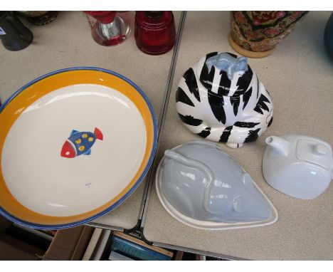 A ceramic cat biscuit barrel, mouse cheese dish, Italian pottery bowl, etc (4)