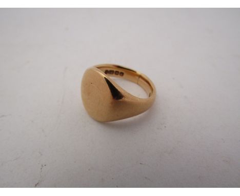 An 18ct gold gent's signet ring (shank split)