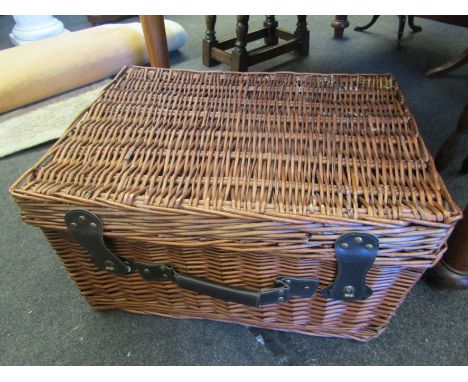 A wicker hamper, 32cm x 57cm x 41cm 