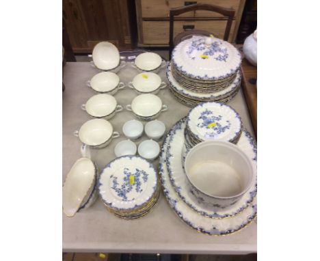 A quantity of Royal Worcester 'Mansfield' patterned dinnerware 