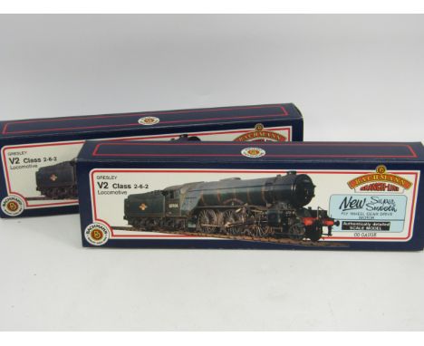 A Bachmann LNER Gresley V2 class locomotive 2-62, black livery, and another in green, both boxed (2).