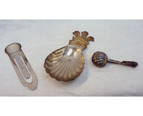 An Elizabeth II silver gilt caddy spoon, with Prince of Wales feathers to the top, Sheffield, 1981, together with a silver bo