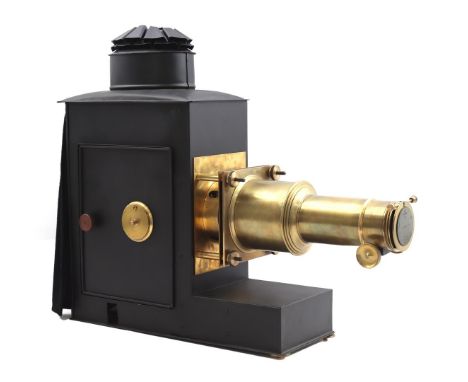 English magic lantern in black metal case with brass parts and lens, ca. 1930, 51 cm high, 62 cm long, 18 cm wide, can be sto