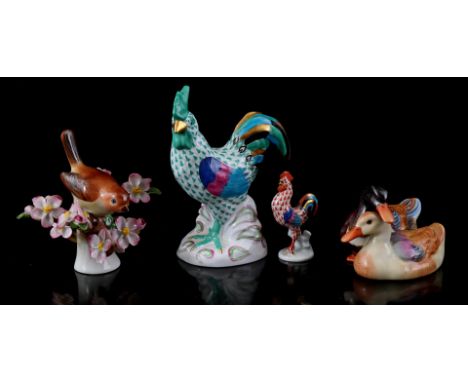 Herend Hungary, 4 porcelain statues including 2x rooster, model numbers 5032 and 5042, 14 cm and 7 cm high, statue group of d