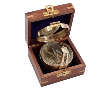 Brass compass, 7.5 cm diameter, in wooden box, 10.5x9.5 cm