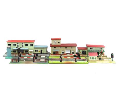 7 tin toy attributes for model trains, among others. with track and buildings, largest 42 cm wide