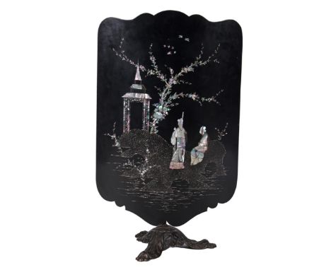 Black lacquered curved iron fireplace screen with mother of pearl inlaid decoration, in chinoiserie style, 98 cm high, 58 cm 
