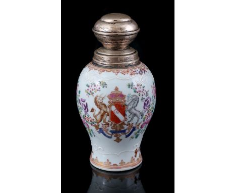 Porcelain Famille Rose tea caddy with heraldry and flowers, Samson France 19th century, 14 cm high (hairline)