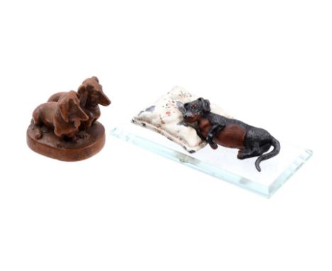 Anonymous, Viennese bronze statue of a dachshund lying on a cushion with the text 'Forty Winks', glued on a glass plate, 12x6