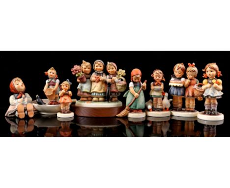 8 Goebel Hummel earthenware statues, largest group of statues on wooden base, 13 cm high, 14 cm wide, with 3 accompanying ori