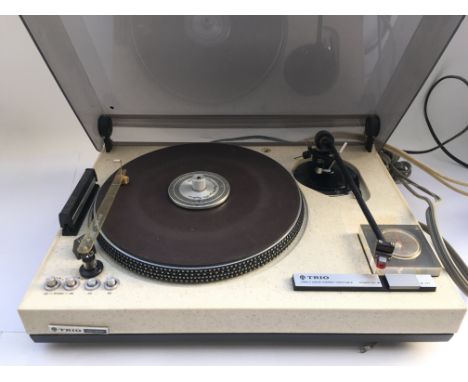 A Kenwood Trio KD-500 turntable, a Kenwood KA-3060R amplifier and a Philips CDC 586 6 disc multi CD player (3). Comes with re