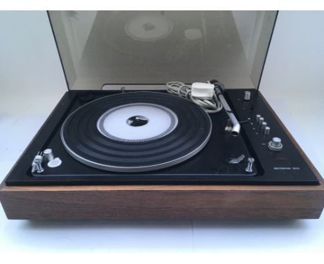 A Bang & Olufsen Beogram 1500 record player and a pair of Beovox 1001 speakers (3).