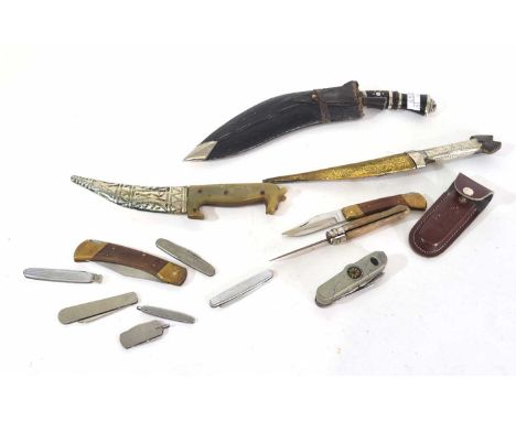 Quantity of 12 knives including Middle Eastern example, various pocket knives and Nepalese Kukri with one sknning tool