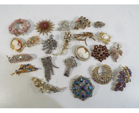 Brooches - 22 vintage brooches to include cameos, stone set, floral and similar