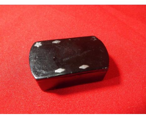 A Georgian snuff box, black. Estimate £20 - £30