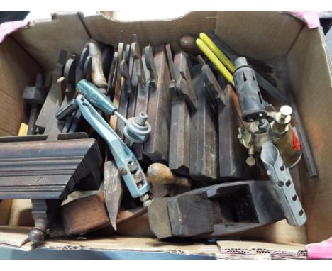 Tools - a collection of seventeen various profile cutting planes, a paraffin lamp, pincers and other various vintage tools