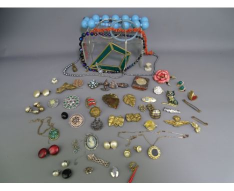 VICTORIAN &amp; LATER COSTUME JEWELLERY to include a Scottish hardstone axe and shield brooch A/F, a coral necklace, a stag's