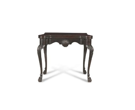 AN IRISH GEORGE III CARD TABLE, of shaped rectangular form, the fold-over top with rounded fore corners opening to a baise-li