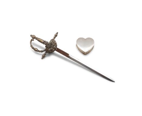 A GEORGE V SILVER HEART SHAPED PATCH BOX, Birmingham 1913, mark of Crisford & Norris Ltd, with hinged lid and gilt interior; 